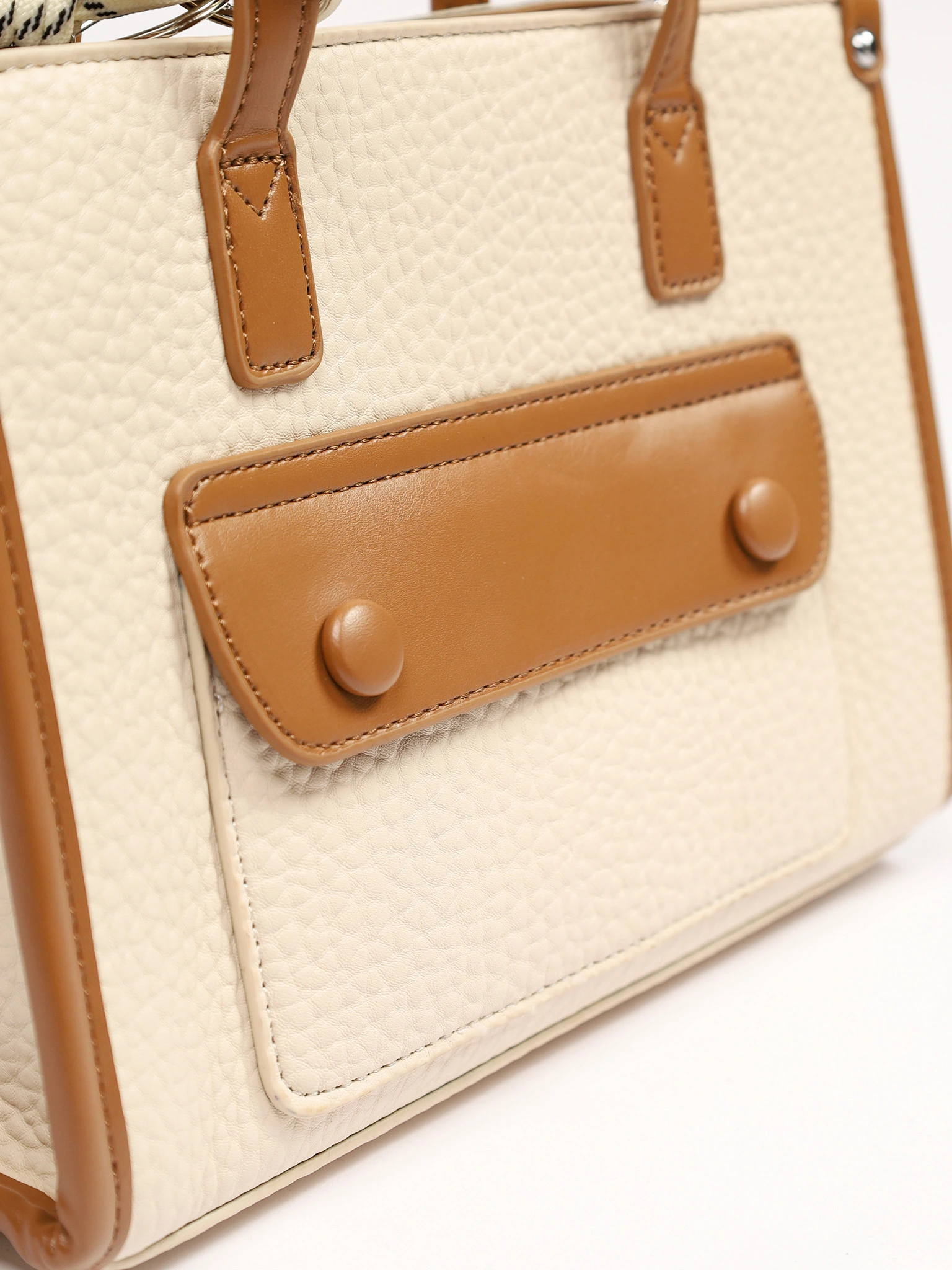 Сумка-тоут с декоративным брелком в ассортименте